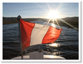 Boot mit peruanischer Flagge